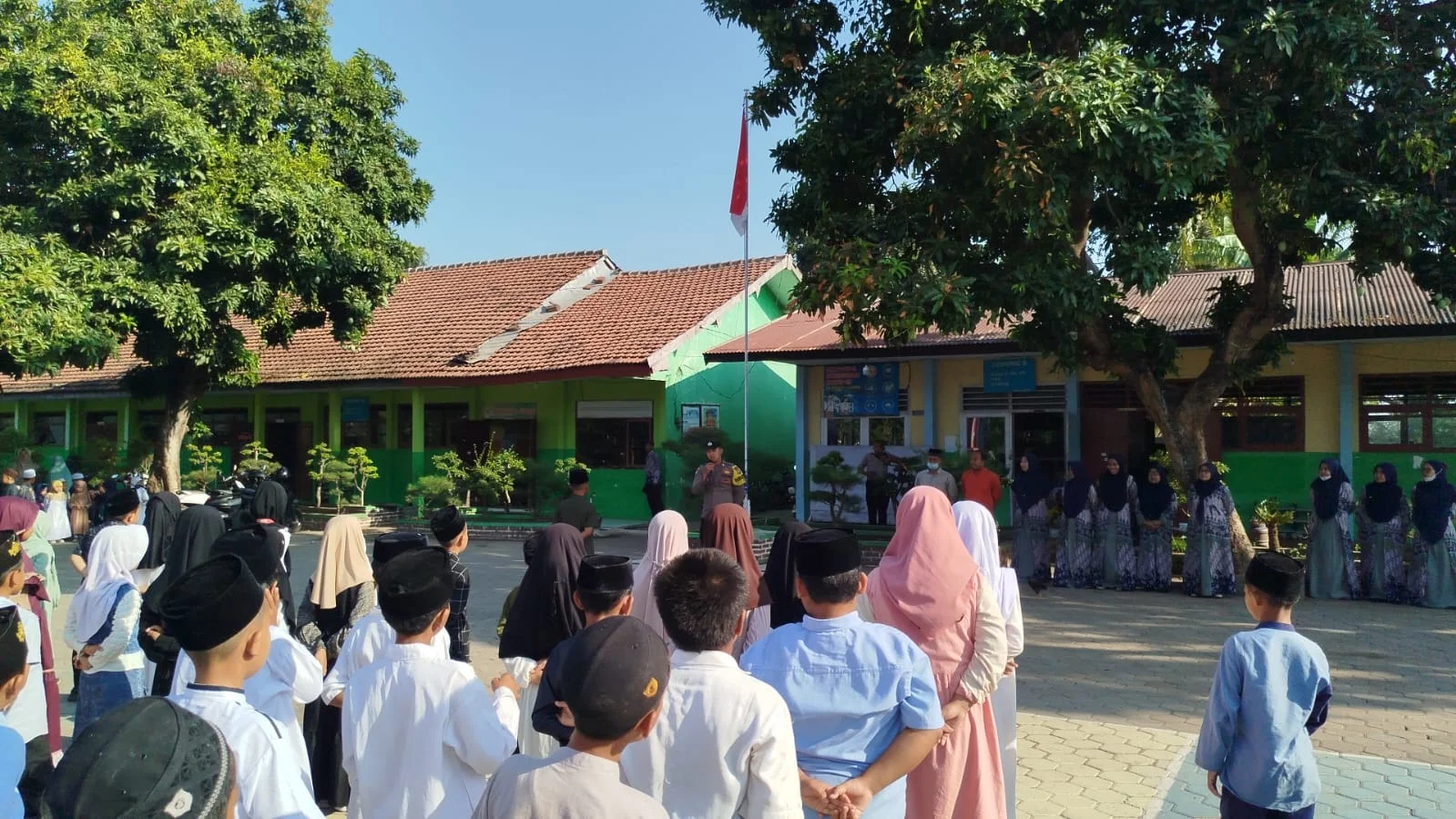 CEGAH BULLYING SEJAK DINI, BHABINKAMTIBMAS DESA SUBOH BERIKAN AMANAT DALAM APEL SENIN DI SD NEGERI 2 SUBOH